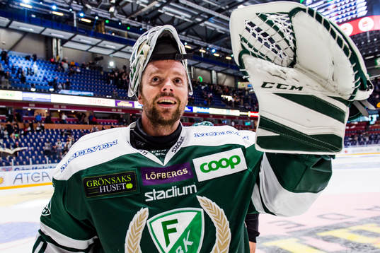Färjestads målvakt Lars Haugen jublar och tackar publiken