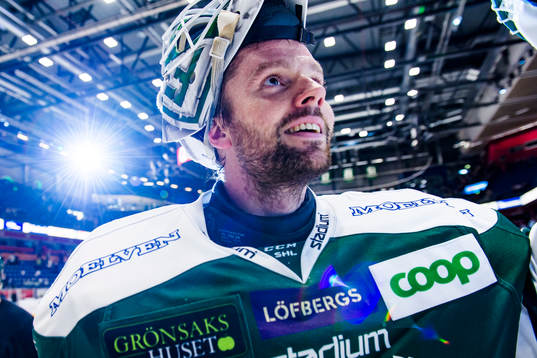 Färjestads målvakt Lars Haugen jublar och tackar publiken