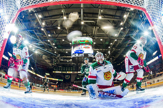 Moras Daniel Grillfors, målvakt Mattias Pettersson  och