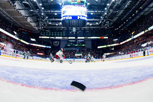 En puck går in i öppet mål