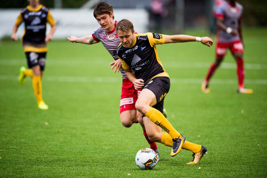 Anders Dieserud of Strømmen and Henrik Robstad of Start