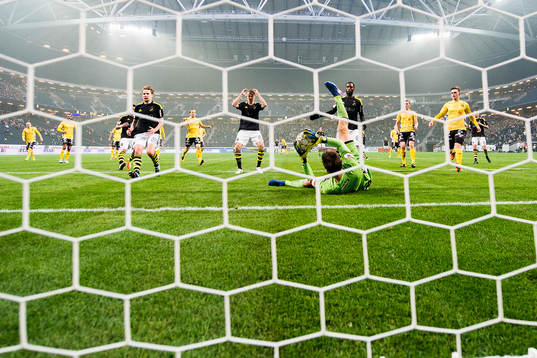 Elfsborgs målvakt Kevin Stuhr Ellegaard räddar en straff