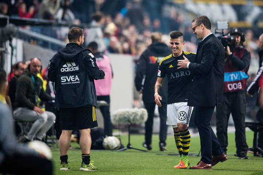 s Nicolas Marcelo Stefanelli jublar med tränare Rikard