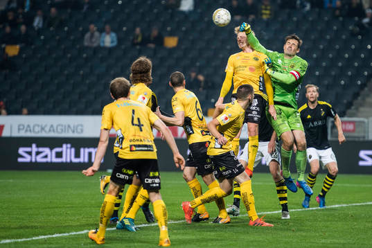 Elfsborgs Per Frick och målvakt Kevin Stuhr Ellegaard i en