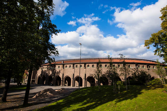 Exteriör av Stockholms Stadion innan fotbollsmatchen i