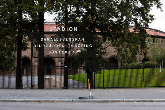 En skylt utanför Stockholms Stadion annonserar om dagens