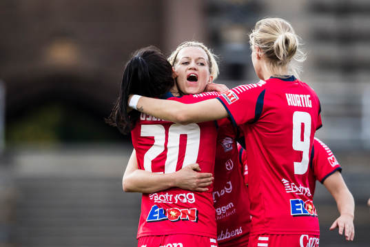 Linköpings Anna Oscarsson jublar med Janni Arnth och