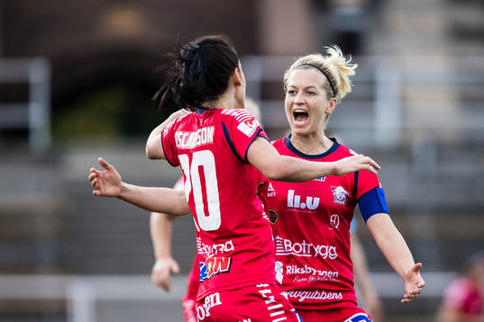 Linköpings Anna Oscarsson jublar med Janni Arnth