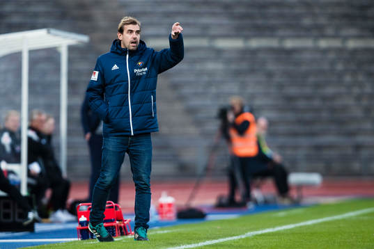 Djurgårdens tränare Joel Riddez gestikulerar