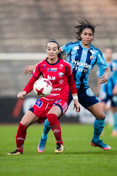 Linköpings Kosovare Asllani i kamp om bollen med