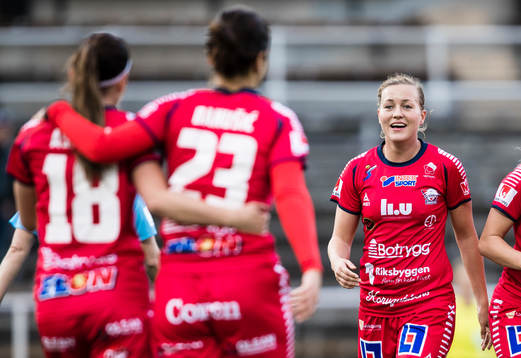 Linköpings Kristine Minde jublar med Kosovare Asllani och