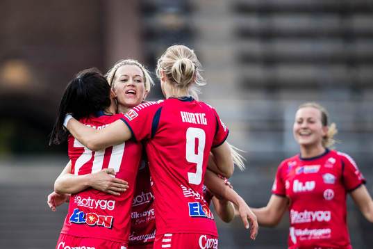 Linköpings Anna Oscarsson jublar med Janni Arnth och Lina