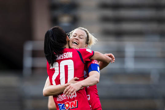 Linköpings Anna Oscarsson jublar med Janni Arnth