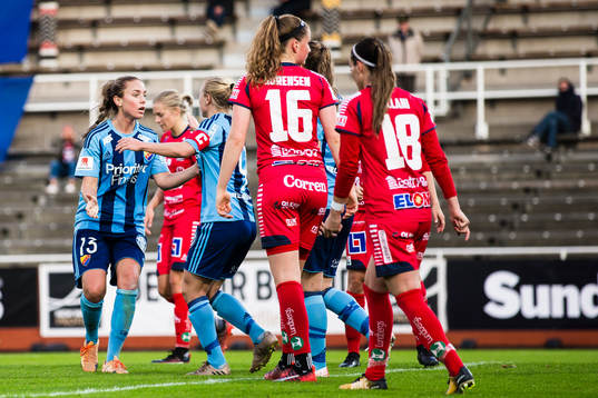 Djurgårdens Mia Jalkerud jublar med Petronella Ekroth