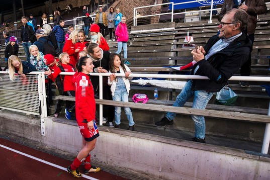 Linköpings Kosovare Asllani med supportrar