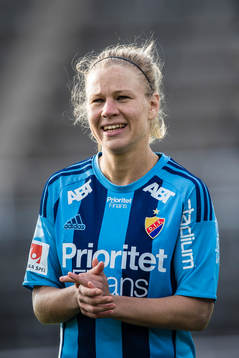 Djurgårdens Katrin Schmidt innan fotbollsmatchen i