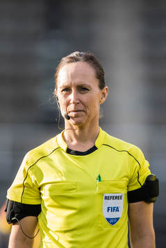 Domare Pernilla Larsson innan fotbollsmatchen i