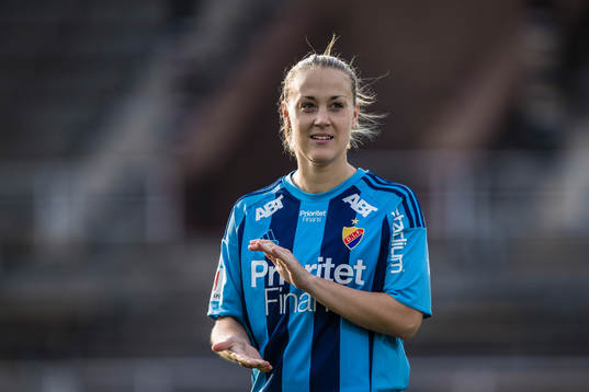 Djurgårdens Freja Hellenberg innan fotbollsmatchen i