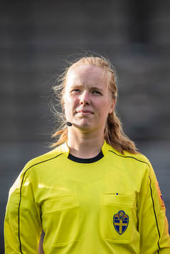 Assisterande domare Emelie Elfstrand innan fotbollsmatchen