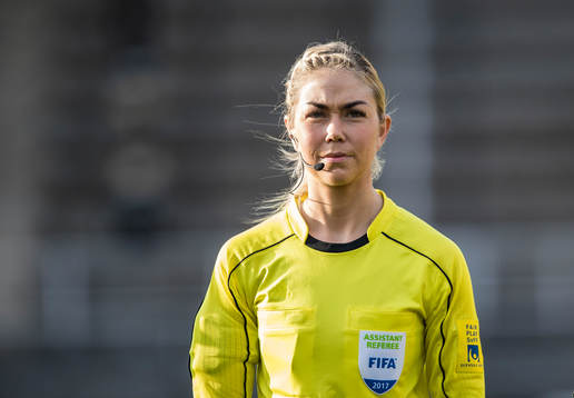 Assisterande domare Josefin Aronsson innan fotbollsmatchen
