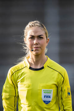 Assisterande domare Josefin Aronsson innan fotbollsmatchen