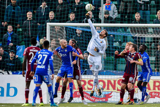 Djurgårdens målvakt Andreas Isaksson räddar skott