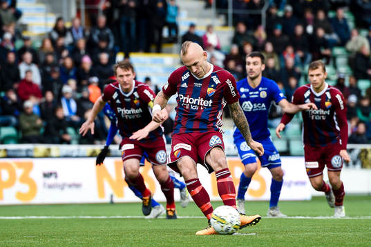 Djurgårdens Magnus Eriksson gör 4-0 på straff