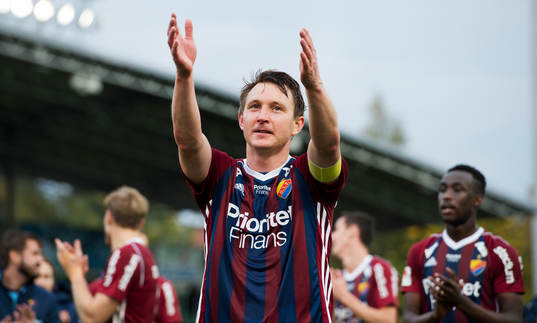 Djurgårdens Kim Källström tackar publiken