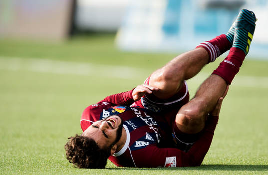 Djurgårdens Othman El Kabir får sig en smäll på benet