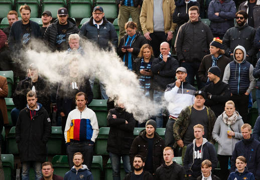 En person på läktaren röker en e-cigarett