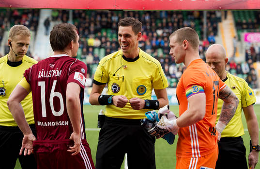 Djurgårdens Kim Källström, domare Magnus Lindgren och