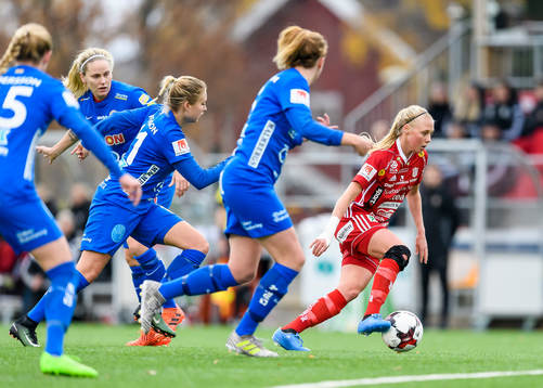 Piteås Elin Bragnum jagas av fyra Örebrospelare