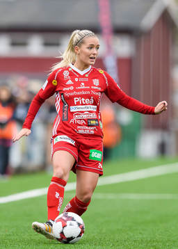 Piteås Ronja Aronsson med bollen