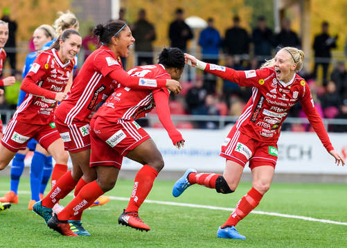 Piteås Faith Ikidi (m) jublar