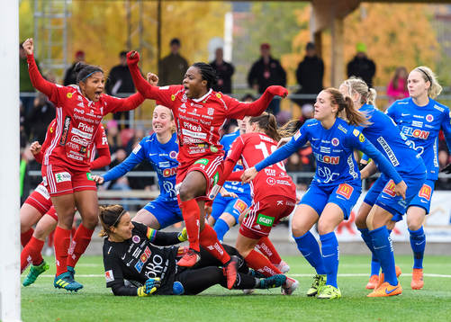 Piteås Faith Ikidi (m) jublar