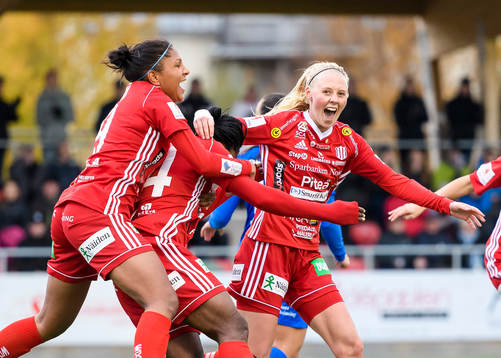 Piteås Faith Ikidi (m) jublar