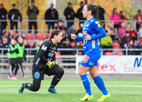 Örebros målvakt Carola Söberg deppar