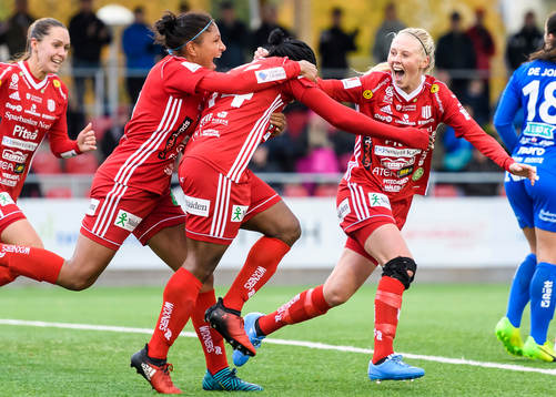 Piteås Faith Ikidi (m) jublar
