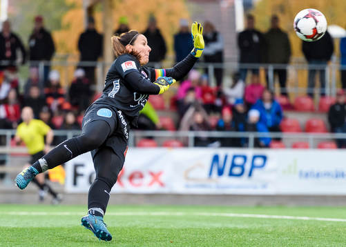 Örebros målvakt Carola Söberg räddar ett skott