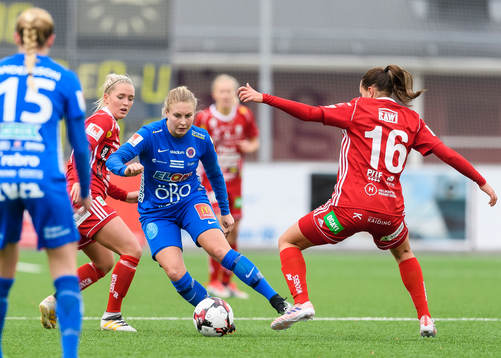 Örebros Fanny Andersson med bollen