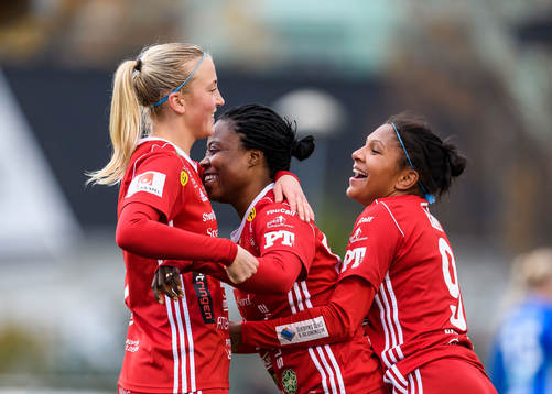 Piteås Faith Ikidi (m) jublar
