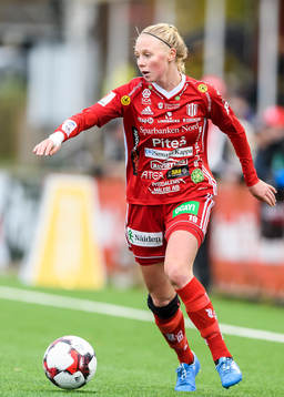 Piteås Elin Bragnum med bollen
