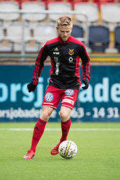 Östersunds Dennis Widgren värmer upp