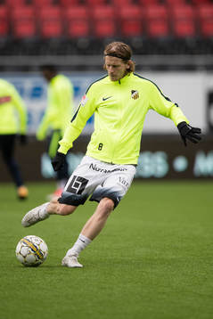 Häckens Erik Friberg värmer upp