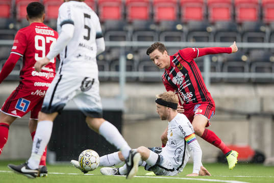 Östersunds Jamie Hopcutt mot Häckens Rasmus Lindgren