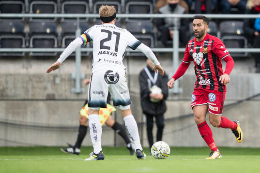 Östersunds Saman Ghoddos mot Häckens Rasmus Lindgren