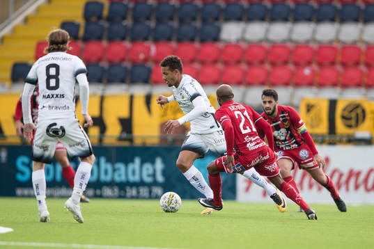 Häckens Mathias Ranégie mot Östersunds Fouad Bachirou