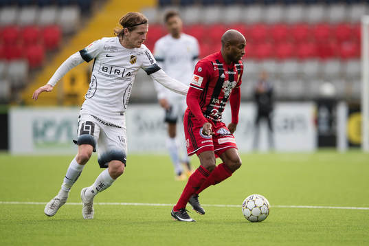 Östersunds Fouad Bachirou mot Häckens Erik Friberg