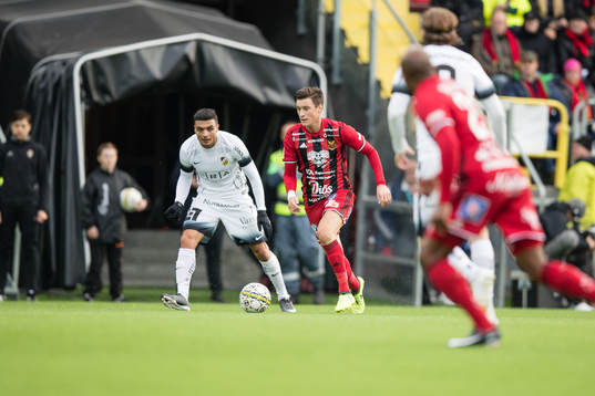 Östersunds Jamie Hopcutt mot Häckens Ahmed Yasin