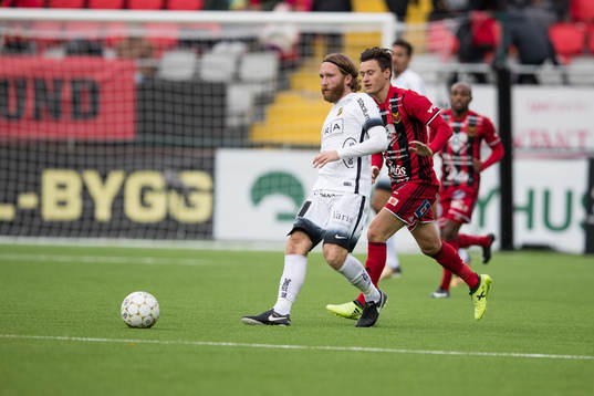 Häckens Emil Wahlström mot Östersunds Jamie Hopcutt